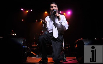 Avraham Fried posing for Baruch Ezagui at the Lineup of a Lifetime concert
