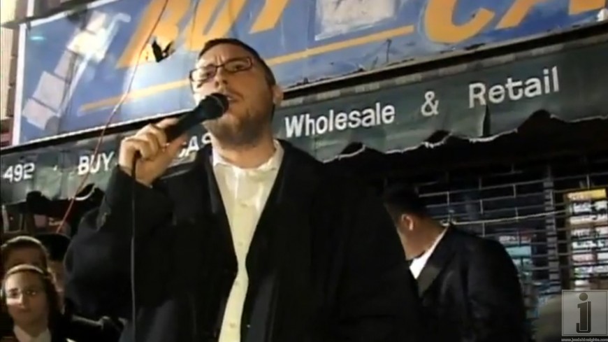 Shua Kessin singing for 1000’s of people on Lag Baomer on 16th ave for the Nikolsburg rebbe and shul