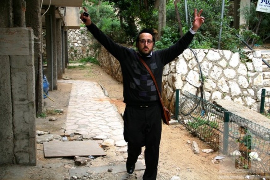 Lipa Schmeltzer picking up his hands to the Father in Heaven in the Streets of Israel