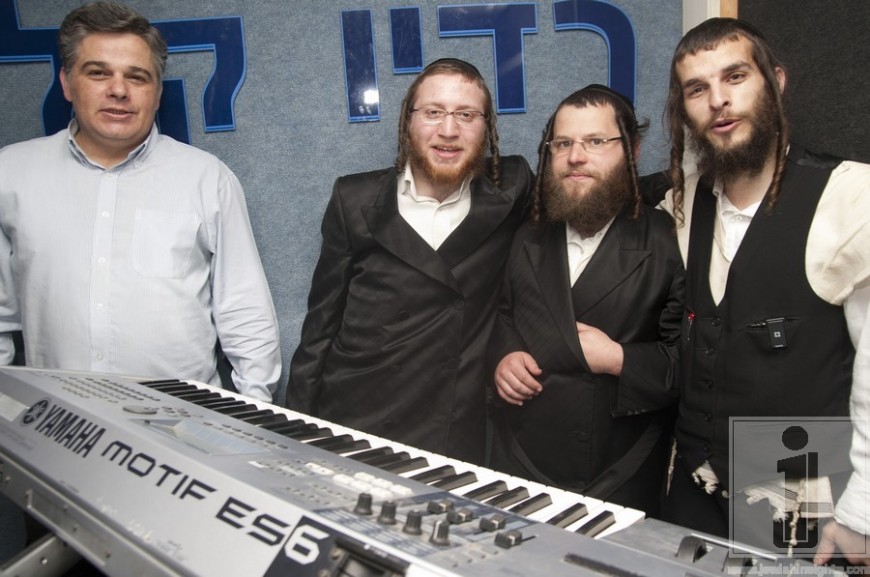 Kumzits at Radio Kol Chai in memory of Rabbi Moshe Goldman z”l with Yossi Eisenthal & Yossi Gil on Motzash Musicali