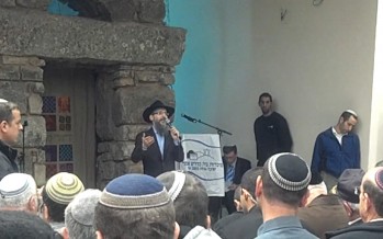 Avraham Freid sings at the Fogel family Yahrtzeit