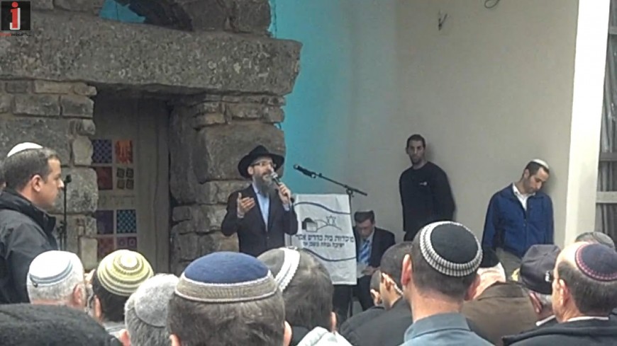 Avraham Freid sings at the Fogel family Yahrtzeit