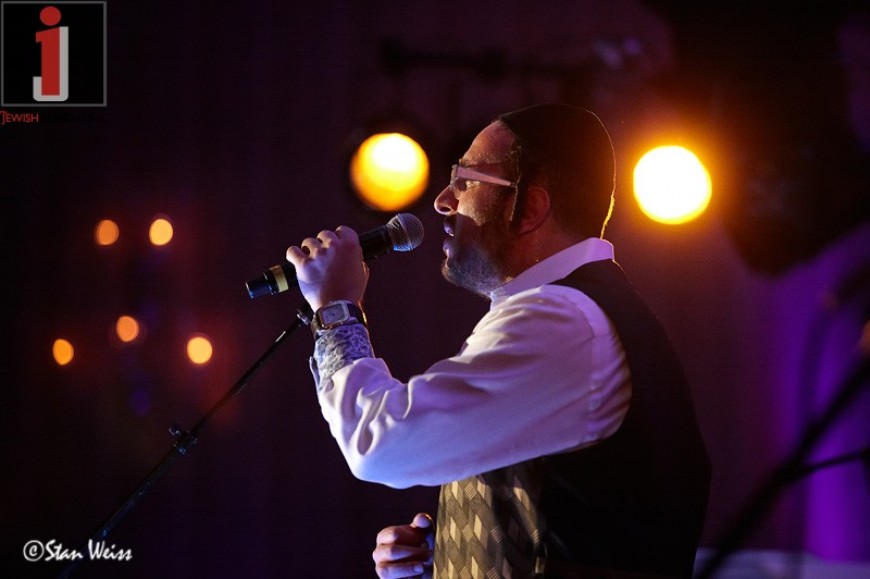 Lipa performing at KMR Tours this past Pesach. Photo by Stan Weiss