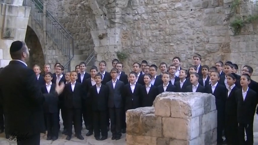 Shira Chadasha Boys Choir feat. Yishai Sachs Singing “Chasal” – חסל