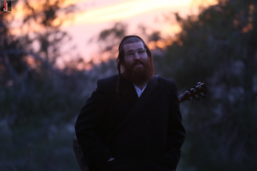 A Song For Yom Hashoah “Zikaron Yashan” Dudi Frishman Following The Admor of Piaczesna [MUSIC]