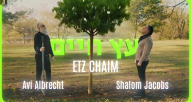 Two Chanzanim Unite For The “Eitz Chaim Medley” Spanning 30 Years