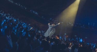 Earthquake In Jerusalem: 3000 Yeshiva Students, A 360° Stage & 1 Pini Einhorn Who Changed The Rules of The Game